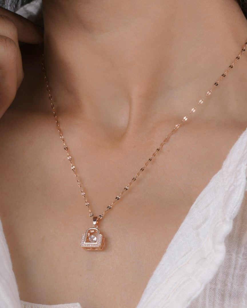 Delicate chain necklace with modern look