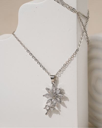 Petal Necklace aureva