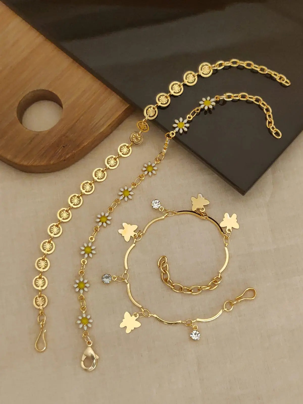 Golden DaisyFlutter Bracelet Trio Aureva